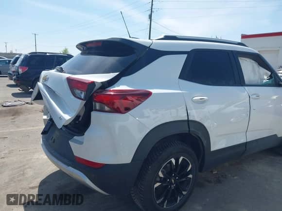 2022 Chevrolet TrailBlazer LT z VIN KL79MPS29NB120536, wystawiony jako IAAI lot #42092716 z przebiegiem 56 708 mil mil oraz . Historia ofert i sprzedaży dostępna na DreamBid. Obrazek 14.
