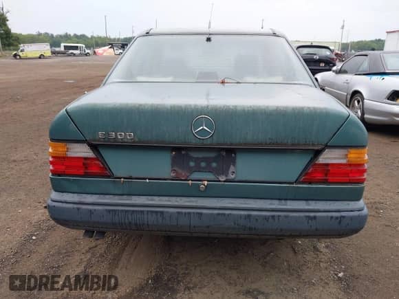 1988 Mercedes-Benz 300 E z VIN WDBEA30D1JA663224, wystawiony jako IAAI lot #42910986 z przebiegiem 132 470 mil mil oraz . Historia ofert i sprzedaży dostępna na DreamBid. Obrazek 16.