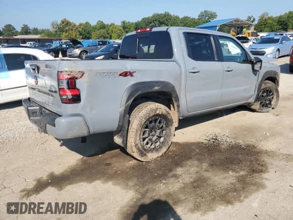 2024 Nissan Frontier Pro-4X z VIN 1N6ED1EK4RN662834, wystawiony jako Copart lot #71498595 z przebiegiem 17 312 mil mil oraz Szkoda całkowita • Salvage title. Historia ofert i sprzedaży dostępna na DreamBid. Obrazek 3.