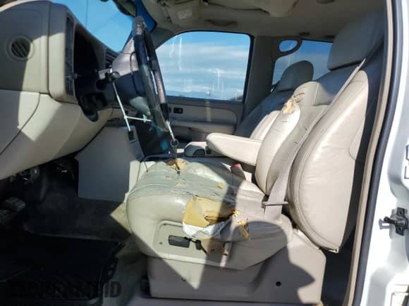 2002 Chevrolet Suburban LT z VIN 1GNEC16TX2J197977, wystawiony jako Copart lot #82352935 z przebiegiem Nie podano mil oraz Czysty tytuł • Clean title. Historia ofert i sprzedaży dostępna na DreamBid. Obrazek 7.