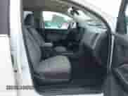 2017 Chevrolet Colorado 4WD WT z VIN 1GCGTBEN5H1329238, wystawiony jako IAAI lot #42788949 z przebiegiem 107 773 mil mil oraz . Historia ofert i sprzedaży dostępna na DreamBid. Obrazek 5.