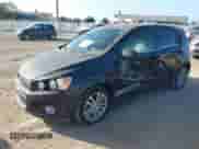 2014 Chevrolet Sonic LT z VIN 1G1JD6SH8E4224107, wystawiony jako IAAI lot #43370286 z przebiegiem 163 665 mil mil oraz . Historia ofert i sprzedaży dostępna na DreamBid. Obrazek 2.