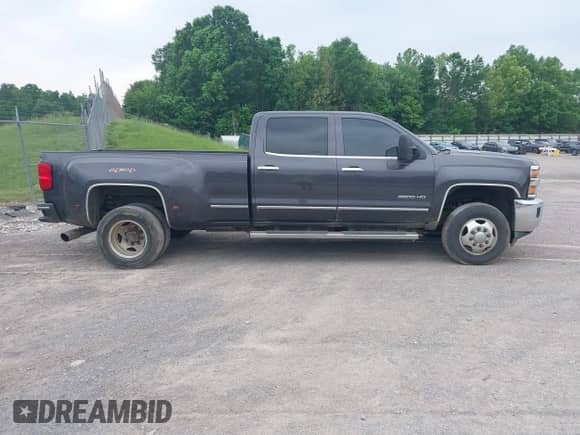 2015 Chevrolet Silverado 3500HD LTZ с VIN 1GC4K0C85FF127359, выставлен на аукционе IAAI как лот 42252408 с пробегом 273 905 миль миль и . История ставок и продаж доступна на DreamBid. Изображение 14.