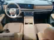 2025 Hyundai Santa Fe Limited z VIN 5NMP44GLXSH101852, wystawiony jako Copart lot #56125255 z przebiegiem 4 950 mil mil oraz Szkoda całkowita • Salvage title. Historia ofert i sprzedaży dostępna na DreamBid. Obrazek 8.