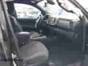 2018 Toyota Tacoma SR5 с VIN 3TMBZ5DN8JM015331, выставлен на аукционе IAAI как лот 42197079 с пробегом 84 035 миль миль и . История ставок и продаж доступна на DreamBid. Изображение 5.