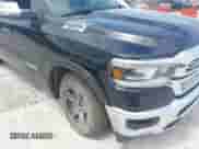 2019 Ram 1500 Laramie z VIN 1C6SRFJT9KN517692, wystawiony jako IAAI lot #43064215 z przebiegiem 134 626 mil mil oraz . Historia ofert i sprzedaży dostępna na DreamBid. Obrazek 6.