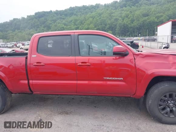 2021 Toyota Tacoma SR5 z VIN 3TYDZ5BN1MT002232, wystawiony jako IAAI lot #42374170 z przebiegiem 16 465 mil mil oraz . Historia ofert i sprzedaży dostępna na DreamBid. Obrazek 13.
