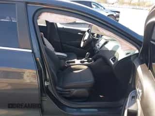 2017 Chevrolet Cruze LT z VIN 1G1BE5SM2H7191441, wystawiony jako IAAI lot #42098612 z przebiegiem 106 043 mil mil oraz . Historia ofert i sprzedaży dostępna na DreamBid. Obrazek 5.