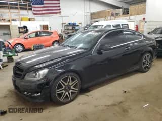 2013 Mercedes-Benz C 350 z VIN WDDGJ8JB9DG066818, wystawiony jako Copart lot #50213595 z przebiegiem 206 300 mil mil oraz Szkoda całkowita • Salvage title. Historia ofert i sprzedaży dostępna na DreamBid. Obrazek 1.