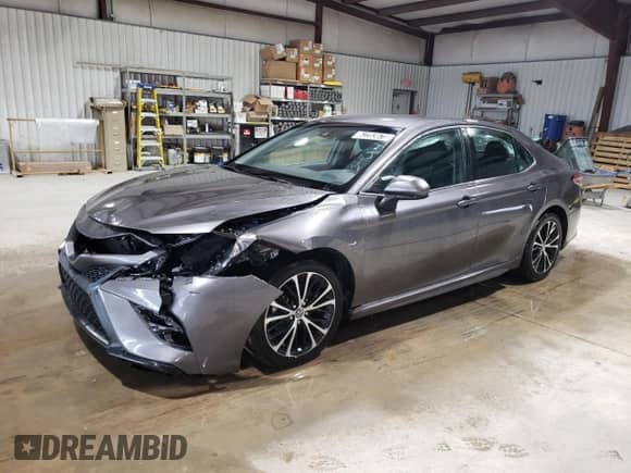 2020 Toyota Camry SE z VIN 4T1G11AKXLU334014, wystawiony jako Copart lot #62283675 z przebiegiem 83 671 mil mil oraz Czysty tytuł • Clean title. Historia ofert i sprzedaży dostępna na DreamBid. Obrazek 1.