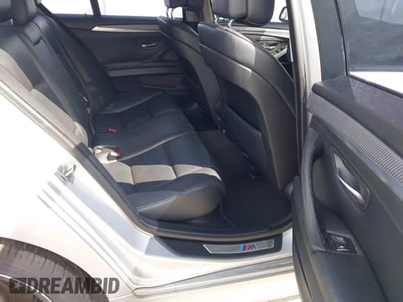 2013 BMW 5 Series 528i с VIN WBAXG5C55DDY33030, выставлен на аукционе IAAI как лот 43329764 с пробегом 181 763 миль миль и . История ставок и продаж доступна на DreamBid. Изображение 8.