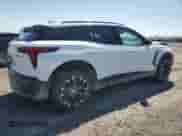 2024 Chevrolet Blazer EV eAWD RS z VIN 3GNKDCRJ0RS174240, wystawiony jako Copart lot #52950235 z przebiegiem 63 232 mil mil oraz Szkoda całkowita • Salvage title. Historia ofert i sprzedaży dostępna na DreamBid. Obrazek 3.