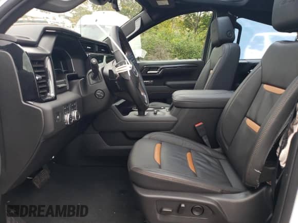 2025 GMC Sierra 1500 AT4 с VIN 1GTUUEE88SZ254846, выставлен на аукционе Copart как лот 90012235 с пробегом 3 709 миль миль и Списание • Salvage title. История ставок и продаж доступна на DreamBid. Изображение 7.