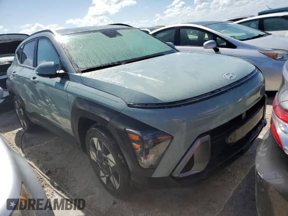 2024 Hyundai Kona SEL z VIN KM8HC3AB8RU134770, wystawiony jako Copart lot #74939454 z przebiegiem 5 049 mil mil oraz Nie do naprawy • Non repairable. Historia ofert i sprzedaży dostępna na DreamBid. Obrazek 4.