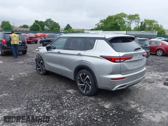2023 Mitsubishi Outlander SEL z VIN JA4J4VA8XPZ025997, wystawiony jako IAAI lot #42376215 z przebiegiem 20 934 mil mil oraz . Historia ofert i sprzedaży dostępna na DreamBid. Obrazek 3.