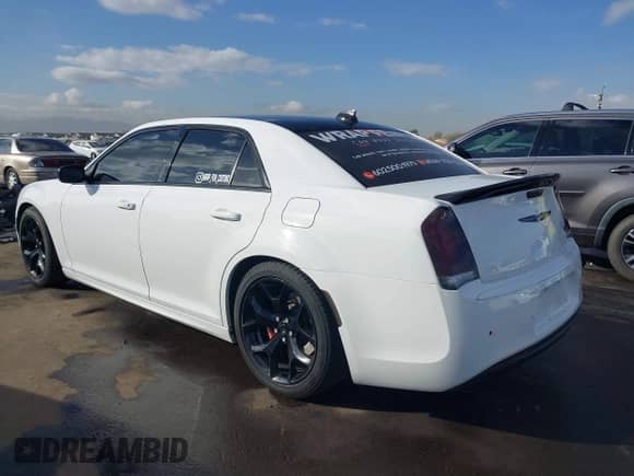 2021 Chrysler 300 S z VIN 2C3CCABT6MH606376, wystawiony jako IAAI lot #41408758 z przebiegiem 50 344 mil mil oraz . Historia ofert i sprzedaży dostępna na DreamBid. Obrazek 3.