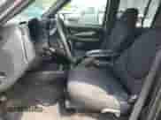 2004 Chevrolet S-10 LS z VIN 1GCDT13X74K118421, wystawiony jako Copart lot #60992535 z przebiegiem 150 399 mil mil oraz Czysty tytuł • Clean title. Historia ofert i sprzedaży dostępna na DreamBid. Obrazek 7.