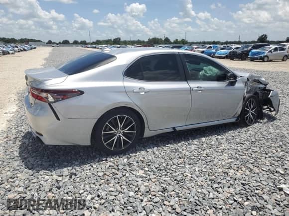 2023 Toyota Camry SE z VIN 4T1G11AK9PU104521, wystawiony jako Copart lot #63671725 z przebiegiem 69 960 mil mil oraz Nie do naprawy • Non repairable. Historia ofert i sprzedaży dostępna na DreamBid. Obrazek 3.