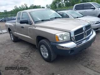 2005 Dodge Dakota SLT z VIN 1D7HE42N55S273389, wystawiony jako IAAI lot #42534873 z przebiegiem 160 735 mil mil oraz . Historia ofert i sprzedaży dostępna na DreamBid. Obrazek 1.