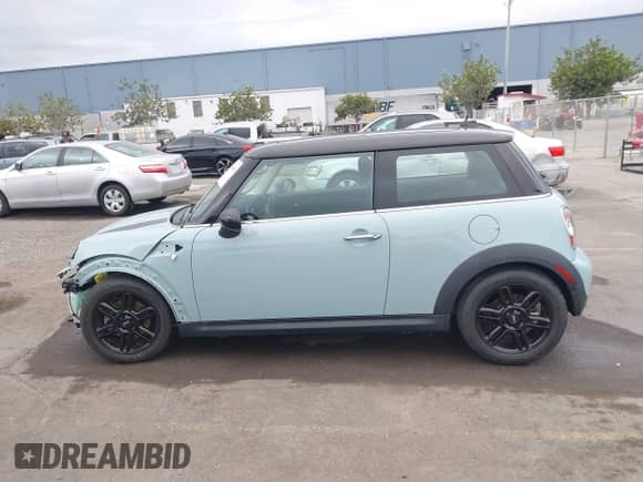 2013 MINI Hardtop z VIN WMWSU3C58DT547721, wystawiony jako IAAI lot #43348658 z przebiegiem 56 121 mil mil oraz . Historia ofert i sprzedaży dostępna na DreamBid. Obrazek 15.