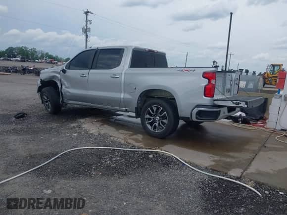 2022 Chevrolet Silverado 1500 RST z VIN 1GCUDEET8NZ571342, wystawiony jako IAAI lot #42146604 z przebiegiem 90 957 mil mil oraz . Historia ofert i sprzedaży dostępna na DreamBid. Obrazek 3.