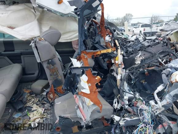 2019 Ford F-250 XL z VIN 1FT7W2A69KEG19732, wystawiony jako IAAI lot #41925065 z przebiegiem 104 337 mil mil oraz . Historia ofert i sprzedaży dostępna na DreamBid. Obrazek 5.