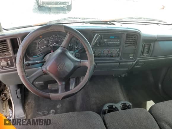2002 Chevrolet Silverado 1500 LS with VIN 1GCEC14V12Z262584, listed as a Copart auction lot 62066205 with 206,965 mi miles and Salvage title. Bid and sale history available at DreamBid. Image 8.