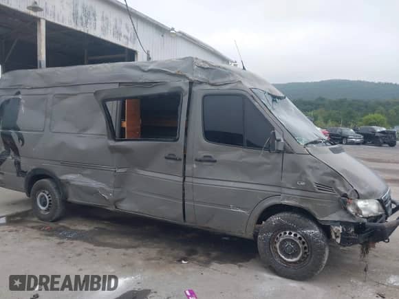 2004 Dodge Sprinter z VIN WD2PD744X45696771, wystawiony jako IAAI lot #43419415 z przebiegiem 297 759 mil mil oraz . Historia ofert i sprzedaży dostępna na DreamBid. Obrazek 6.