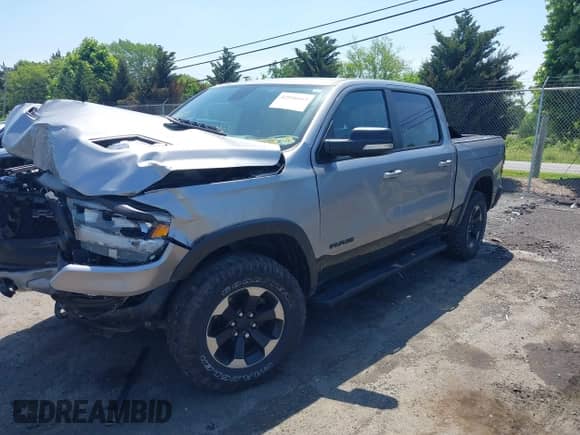 2019 Ram 1500 Rebel z VIN 1C6SRFLT8KN797618, wystawiony jako IAAI lot #42556663 z przebiegiem 92 606 mil mil oraz . Historia ofert i sprzedaży dostępna na DreamBid. Obrazek 17.
