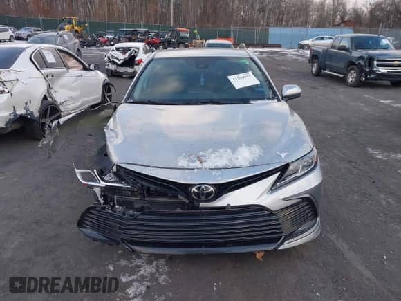 2021 Toyota Camry LE z VIN 4T1C11AK7MU545056, wystawiony jako IAAI lot #41264701 z przebiegiem 59 306 mil mil oraz . Historia ofert i sprzedaży dostępna na DreamBid. Obrazek 12.