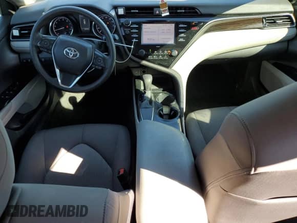 2020 Toyota Camry LE z VIN 4T1C11AK8LU351957, wystawiony jako Copart lot #86512345 z przebiegiem 83 646 mil mil oraz Szkoda całkowita • Salvage title. Historia ofert i sprzedaży dostępna na DreamBid. Obrazek 8.