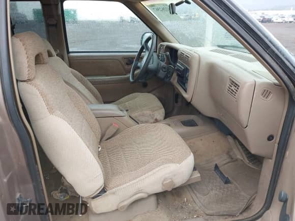 1996 Chevrolet S-10 LS z VIN 1GCCS19X2T8222106, wystawiony jako IAAI lot #42262367 z przebiegiem 103 976 mil mil oraz . Historia ofert i sprzedaży dostępna na DreamBid. Obrazek 5.