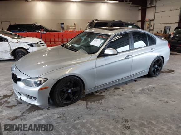 2013 BMW 3 Series 328i xDrive z VIN WBA3B3G58DNR79816, wystawiony jako IAAI lot #42303325 z przebiegiem 83 265 mil mil oraz . Historia ofert i sprzedaży dostępna na DreamBid. Obrazek 2.