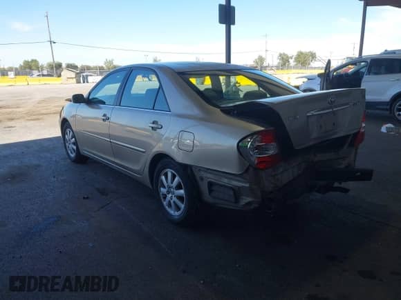 2002 Toyota Camry LE z VIN JTDBE32K320136619, wystawiony jako IAAI lot #42821050 z przebiegiem 165 174 mil mil oraz . Historia ofert i sprzedaży dostępna na DreamBid. Obrazek 3.
