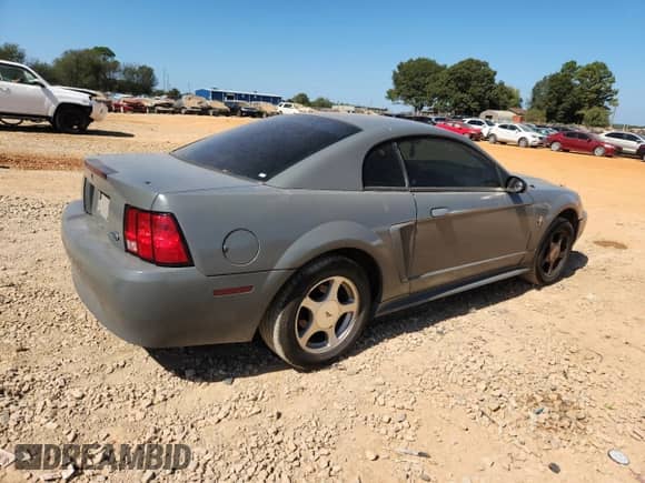 2001 Ford Mustang Standard z VIN 1FAFP404X1F163002, wystawiony jako Copart lot #85290775 z przebiegiem 255 194 mil mil oraz Szkoda całkowita • Salvage title. Historia ofert i sprzedaży dostępna na DreamBid. Obrazek 3.