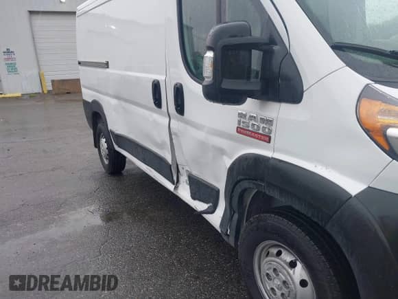 2021 Ram ProMaster Cargo z VIN 3C6LRVAG9ME521265, wystawiony jako IAAI lot #42277174 z przebiegiem 47 023 mil mil oraz . Historia ofert i sprzedaży dostępna na DreamBid. Obrazek 6.