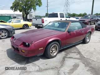 1987 Chevrolet Camaro z VIN 1G1FP31H8HN151798, wystawiony jako IAAI lot #42200987 z przebiegiem 44 640 mil mil oraz . Historia ofert i sprzedaży dostępna na DreamBid. Obrazek 2.