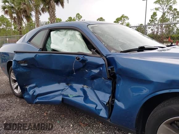 2021 Dodge Challenger SXT z VIN 2C3CDZAG2MH520899, wystawiony jako IAAI lot #43249657 z przebiegiem 64 330 mil mil oraz . Historia ofert i sprzedaży dostępna na DreamBid. Obrazek 6.