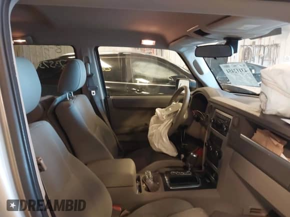 2008 Jeep Commander Sport с VIN 1J8HG48K28C235739, выставлен на аукционе IAAI как лот 43112454 с пробегом 150 532 миль миль и . История ставок и продаж доступна на DreamBid. Изображение 5.