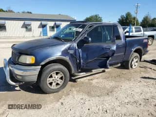 2003 Ford F-150 XLT z VIN 1FTRW08LX3KD51236, wystawiony jako Copart lot #89650665 z przebiegiem Nie podano mil oraz Szkoda całkowita • Salvage title. Historia ofert i sprzedaży dostępna na DreamBid. Obrazek 1.