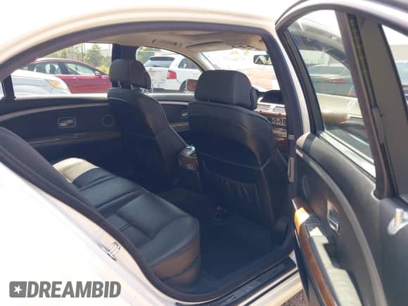 2006 BMW 7 Series 750Li z VIN WBAHN83526DT59374, wystawiony jako IAAI lot #42241727 z przebiegiem 64 239 mil mil oraz . Historia ofert i sprzedaży dostępna na DreamBid. Obrazek 8.