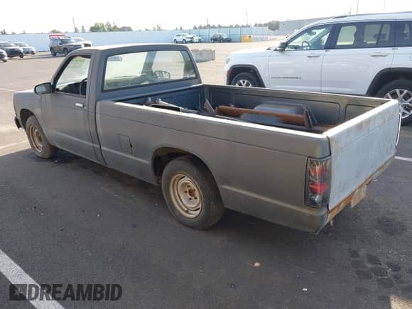 1986 Chevrolet S-10 z VIN 1GCCS14RXG8188429, wystawiony jako IAAI lot #42624740 z przebiegiem 34 466 mil mil oraz . Historia ofert i sprzedaży dostępna na DreamBid. Obrazek 3.