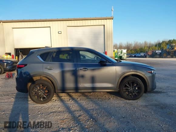 2022 Mazda CX-5 S Carbon Edition z VIN JM3KFBCM3N0537011, wystawiony jako IAAI lot #41472429 z przebiegiem 31 498 mil mil oraz . Historia ofert i sprzedaży dostępna na DreamBid. Obrazek 13.