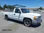 2005 GMC Sierra 1500 Work Truck z VIN 1GTEC14X75Z175455, wystawiony jako IAAI lot #42353284 z przebiegiem 255 724 mil mil oraz . Historia ofert i sprzedaży dostępna na DreamBid. Obrazek 1.