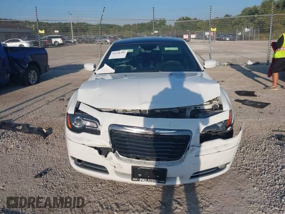 2014 Chrysler 300 S с VIN 2C3CCABG8EH307069, выставлен на аукционе IAAI как лот 43238396 с пробегом 149 613 миль миль и . История ставок и продаж доступна на DreamBid. Изображение 12.