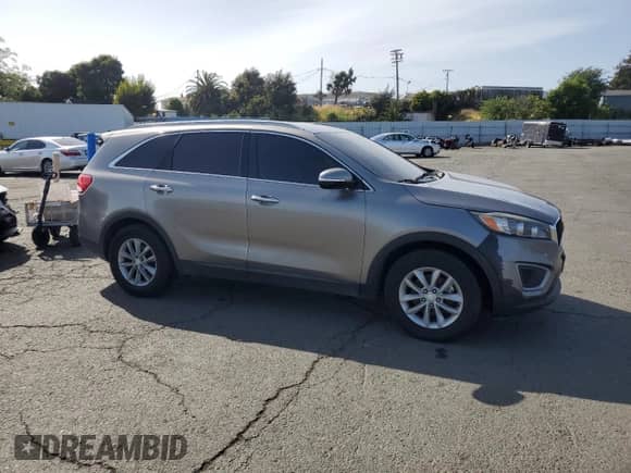 2017 Kia Sorento LX z VIN 5XYPGDA59HG195453, wystawiony jako Copart lot #54216215 z przebiegiem 187 311 mil mil oraz Szkoda całkowita • Salvage title. Historia ofert i sprzedaży dostępna na DreamBid. Obrazek 4.