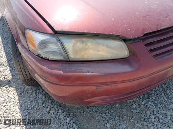 1999 Toyota Camry LE z VIN 4T1BG22K7XU565987, wystawiony jako IAAI lot #42970196 z przebiegiem 182 514 mil mil oraz . Historia ofert i sprzedaży dostępna na DreamBid. Obrazek 6.