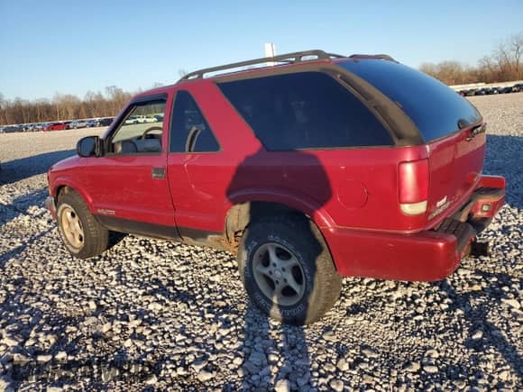 2001 Chevrolet Blazer LS z VIN 1GNCT18W51K123809, wystawiony jako Copart lot #86491294 z przebiegiem 211 514 mil mil oraz Szkoda całkowita • Salvage title. Historia ofert i sprzedaży dostępna na DreamBid. Obrazek 2.