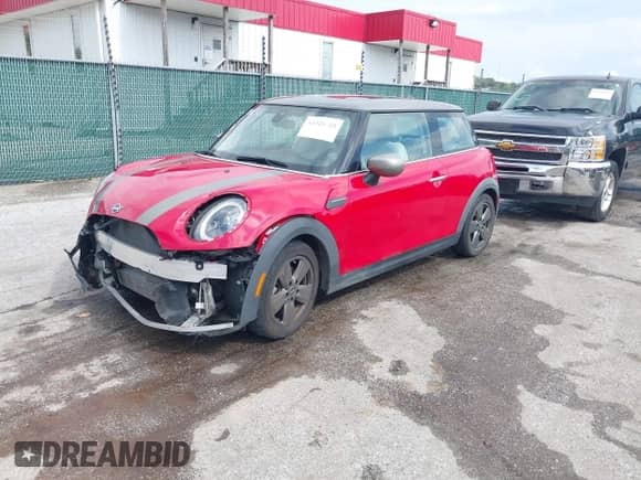 2022 MINI Hardtop Cooper z VIN WMW33DH00N2R91581, wystawiony jako IAAI lot #43315763 z przebiegiem 30 394 mil mil oraz . Historia ofert i sprzedaży dostępna na DreamBid. Obrazek 2.