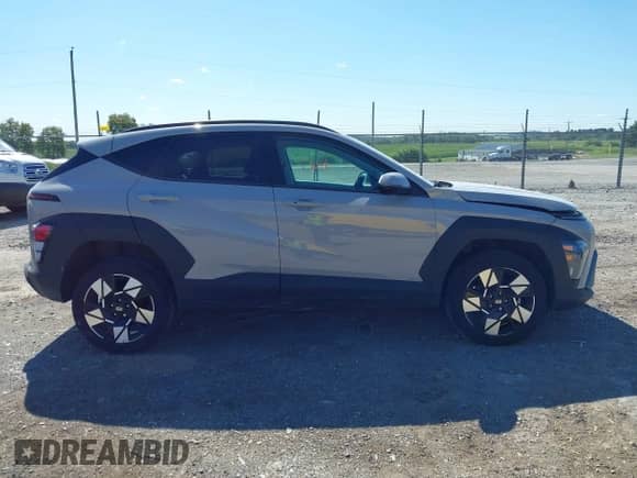 2024 Hyundai Kona SEL z VIN KM8HBCAB7RU061734, wystawiony jako IAAI lot #43091714 z przebiegiem 39 697 mil mil oraz . Historia ofert i sprzedaży dostępna na DreamBid. Obrazek 13.